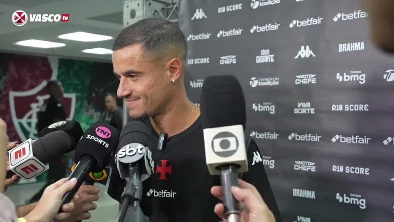 Jogador do Vasco em entrevista com vários microfones.