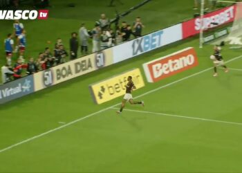 Jogador do Vasco comemorando gol durante partida (imagem de futebol).