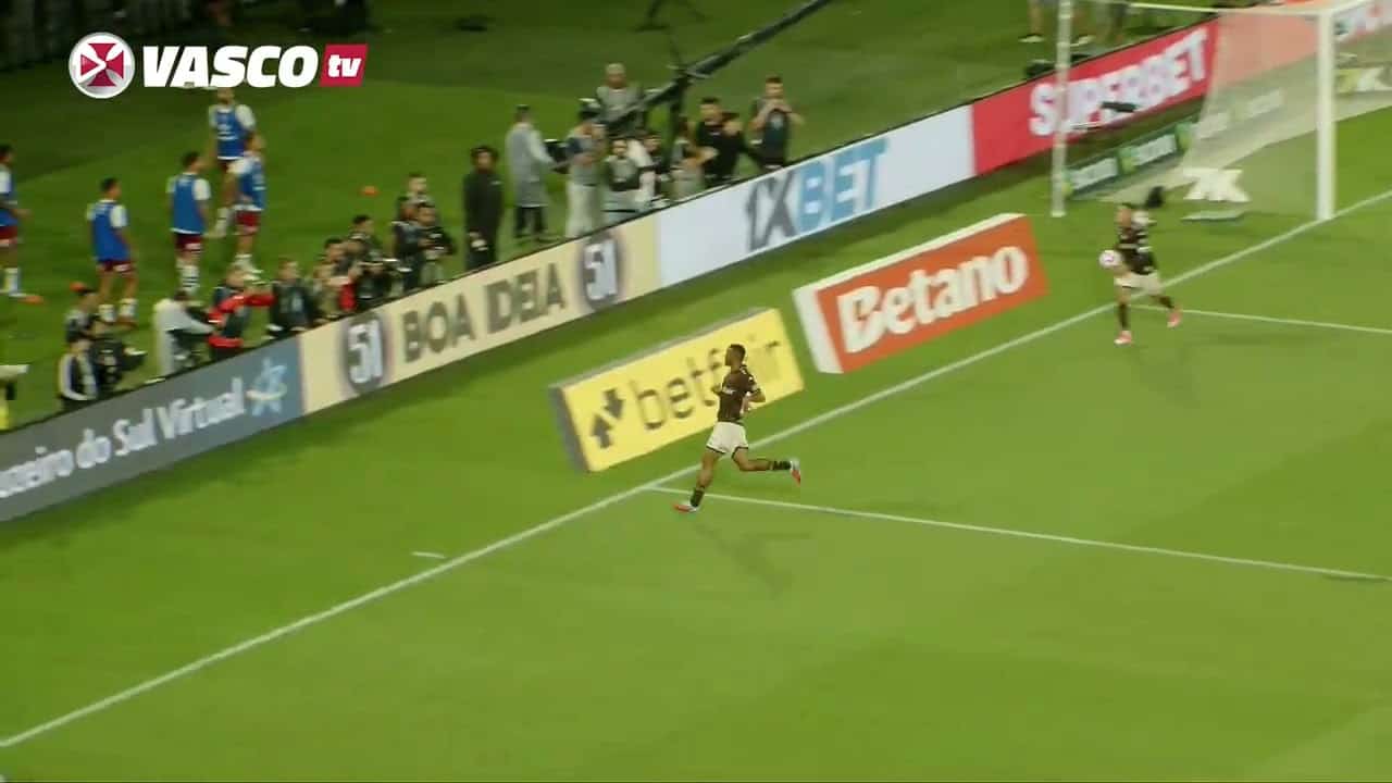 Jogador do Vasco comemorando gol durante partida (imagem de futebol).