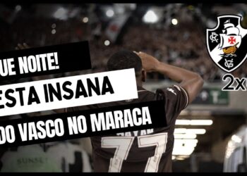 Vasco comemorando gol com torcida ao fundo.
