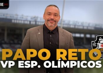 Homem de blazer no estádio do Vasco.