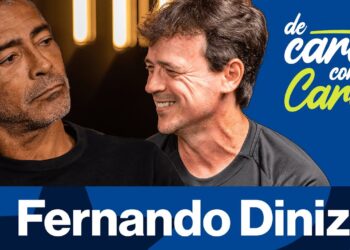 Amigos conversando sorrindo.