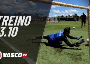 Treinamento de goleiro no campo de futebol.