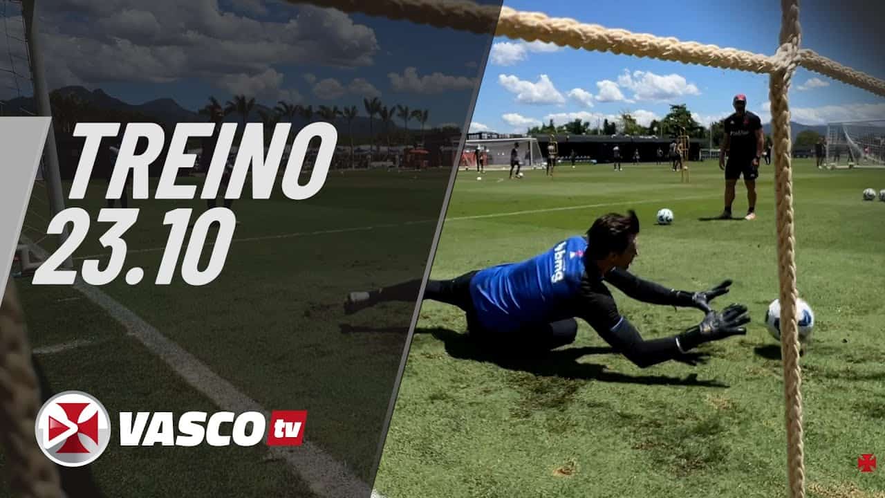 Treinamento de goleiro no campo de futebol.