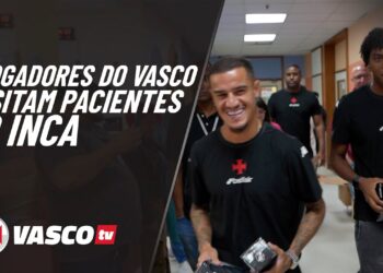 Jogadores do Vasco visitam pacientes no INCA.