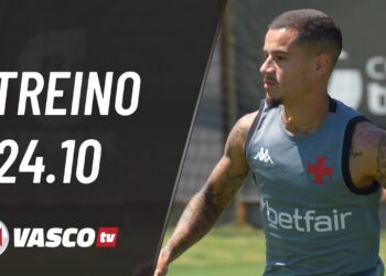 Treino Vasco 24.10, treino de futebol, jogador em campo, camisa do Vasco, treino de equipe.