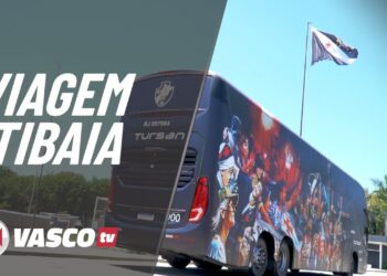 Vasco transporte com bandeira e torcedores.