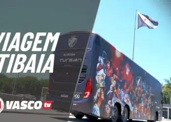 Vasco transporte com bandeira e torcedores.