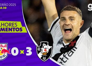 Goleiro comemorando vitória do Vasco na partida.
