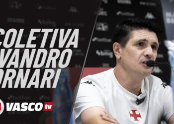 Ajeitado portador de microfone usando camiseta branca com escudo do Vasco.