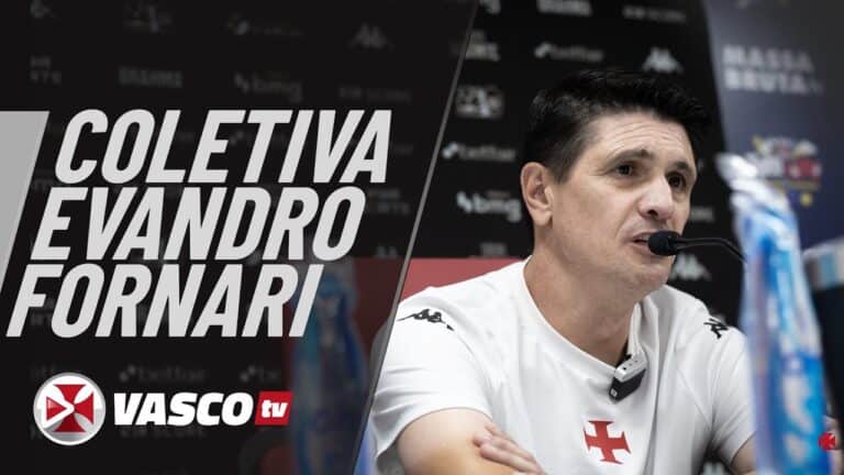 Ajeitado portador de microfone usando camiseta branca com escudo do Vasco.