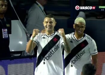 Jogador comemorando vitória no estádio do Vasco.