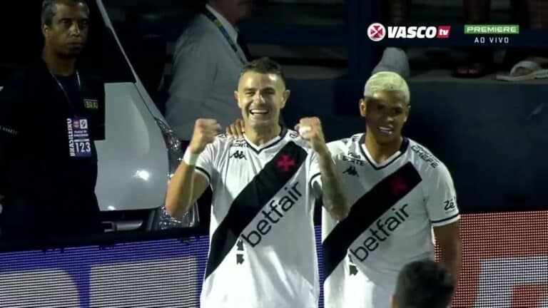Jogador comemorando vitória no estádio do Vasco.