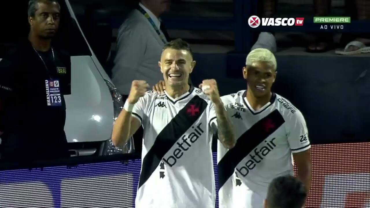 Jogador comemorando vitória no estádio do Vasco.
