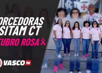Torcedoras do Vasco vestidas com camisa rosa, em apoio ao Outubro Rosa.