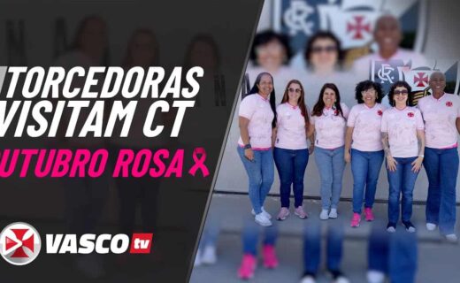 Torcedoras do Vasco vestidas com camisa rosa, em apoio ao Outubro Rosa.