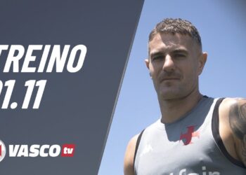 Treinador do Vasco, treino, treino Vasco, treinamento, preparação física Vasco, camisa do Vasco, técnico Vasco, treinamento para futebol, time Vasco, esporte, treino ao ar livre, esporte no Brasil.