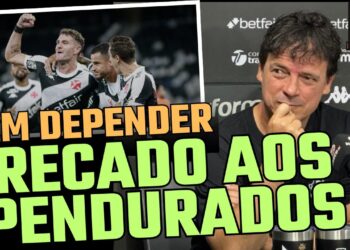 Vasco comemorando vitória com jogadores em campo.