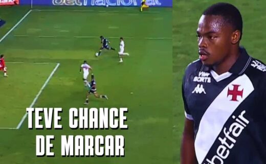 Goleiro do Vasco observando jogo no campo.