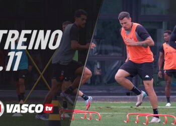 Treinamento de jogadores do Vasco treinando com obstáculos.