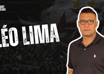 Léo Lima, jornalista com óculos escuros.