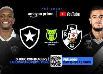 Jogador do Vasco com uniforme preto e listras brancas.