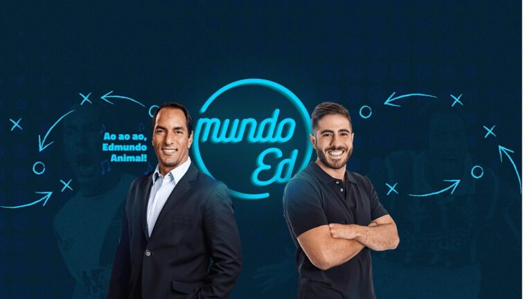 Mundo Edu - Apresentadores com fundo azul escuro.