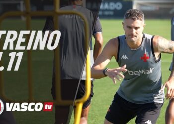 Atleta em treinamento durante atividade física no campo.
