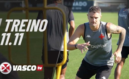 Atleta em treinamento durante atividade física no campo.