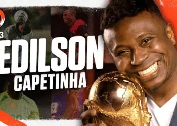 Edison Capetinha com a taça da Copa do Mundo.