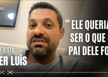 Homem com barba e expressão séria.