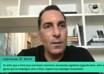 Homem falando em vídeo.