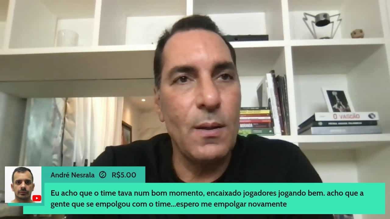Homem falando em vídeo.