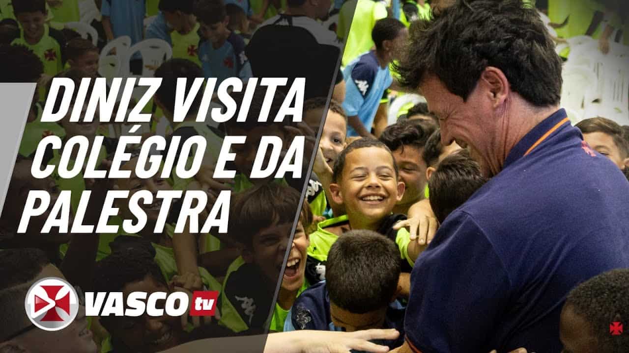 Diniz visita crianças em escola do Vasco.