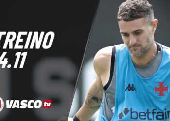 Treinador vasca treinando em campo ao ar livre.