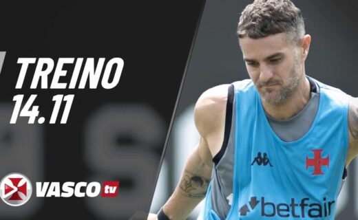 Treinador vasca treinando em campo ao ar livre.