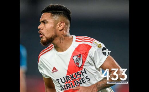 Jogador de futebol Vasco em ação.