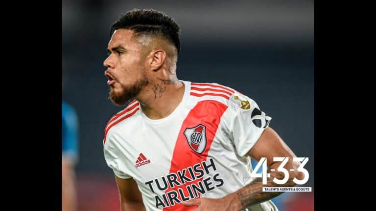 Jogador de futebol Vasco em ação.