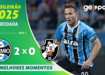 Goleiro do Grêmio em ação durante jogo de futebol.