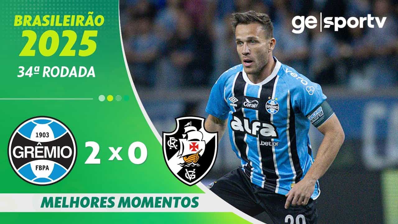 Goleiro do Grêmio em ação durante jogo de futebol.
