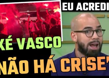 Torcida do Vasco com sinalizadores acendendo torcida.