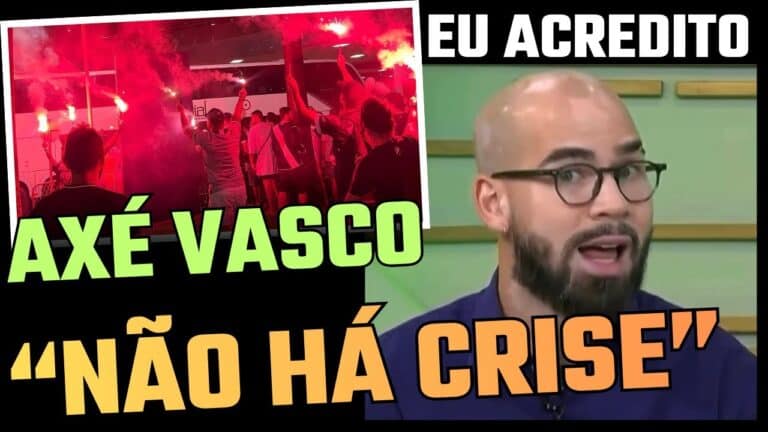 Torcida do Vasco com sinalizadores acendendo torcida.