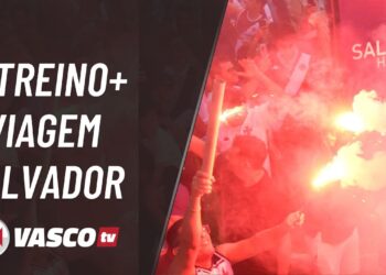 Festa de torcedores do Vasco com fogos de artifício.