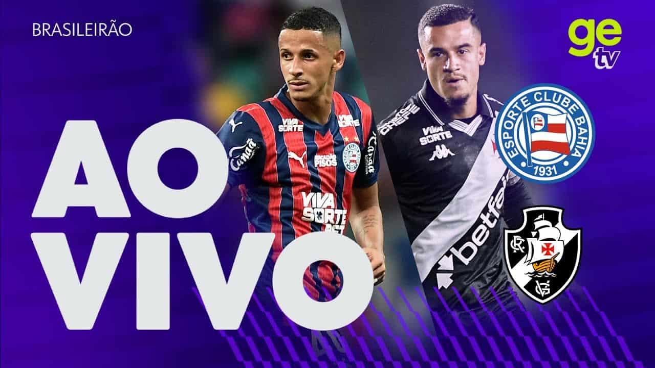 Jogador do Vasco com camisa listrada azul, vermelha e branca.