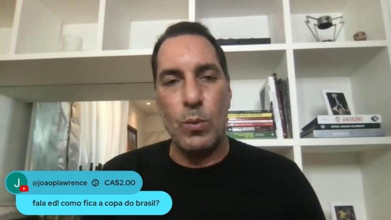 Apostador em vídeo com livros ao fundo.