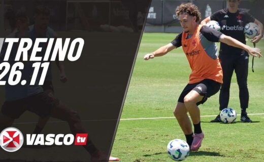 Jogadores treinando em campo com bola.