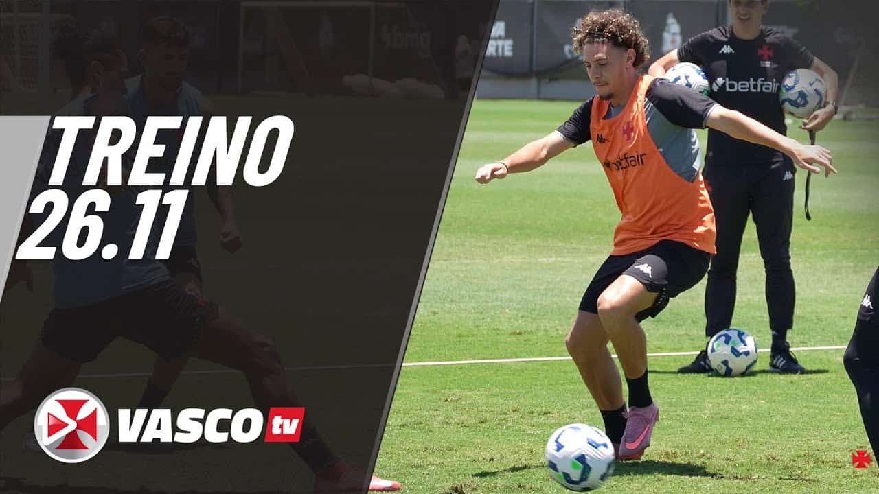 Jogadores treinando em campo com bola.