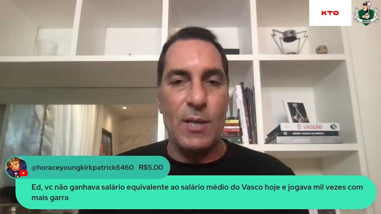 Homem falando em vídeo no home office.