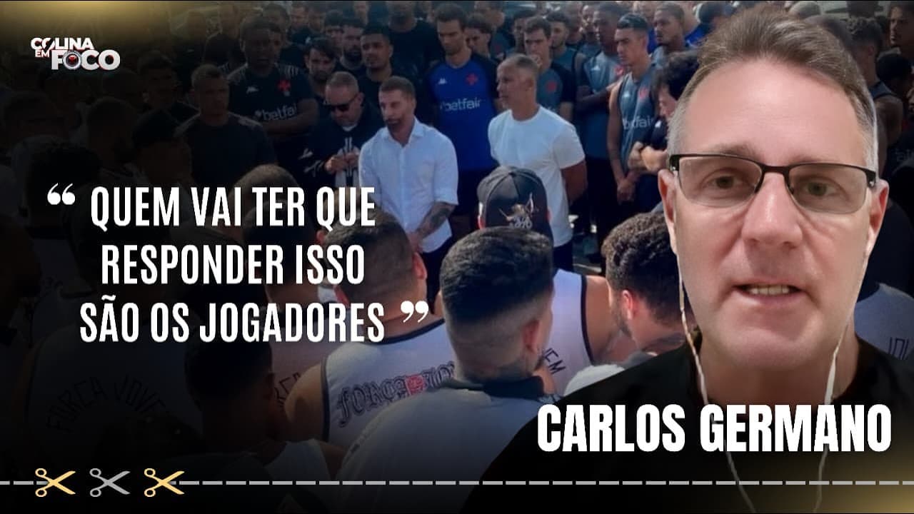 Texto alternativo: Torcedor do Vasco com dirigente Carlos Germano em evento ao ar livre com muitos jogadores ao fundo.