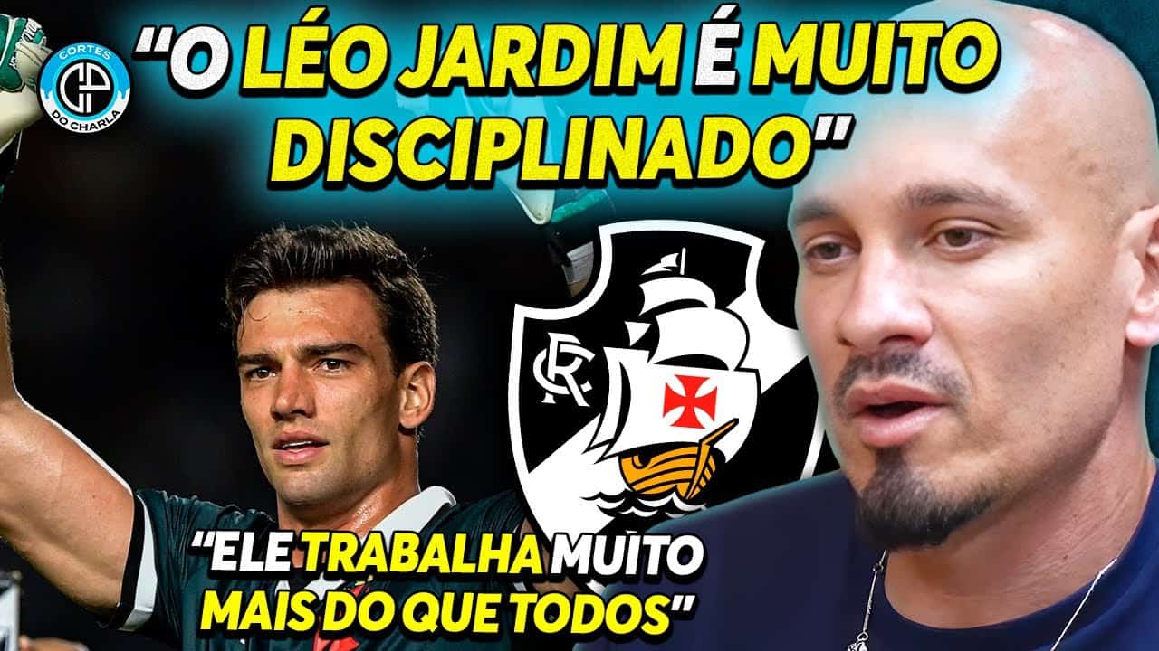 Imagem mostra Léo Jardim ao lado de jogador vascaíno, ambos com expressão séria, com escudo do Vasco ao centro.